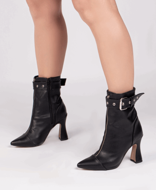 Bota Feminina Torricella Bico Fino, Cano Médio e fivela, Zíper e ilhós na Cor - Imagem 20